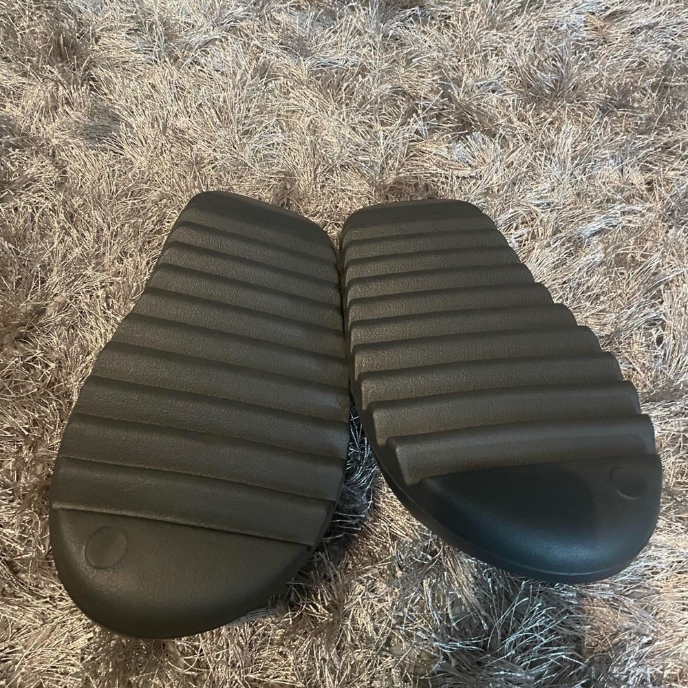 Adidas Yeezy onyx slides - Picture 4 of 5